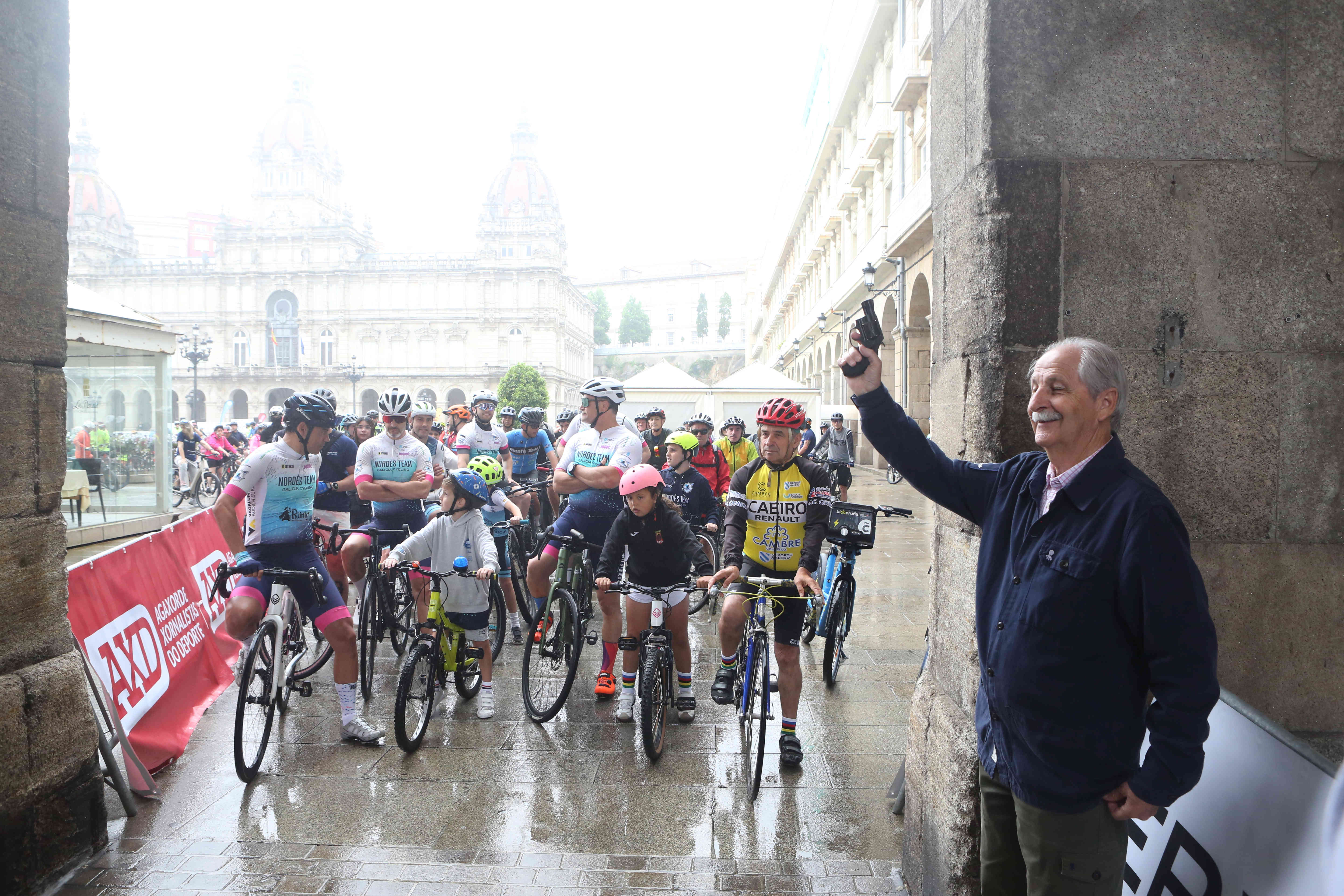 Más de 2.000 personas desafían a la lluvia en el Día de la Bicicleta de A Coruña