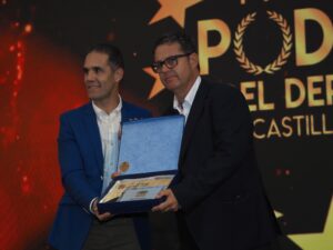 Guillermo Velasco recibe el reconocimiento de manos de Mario Arranz