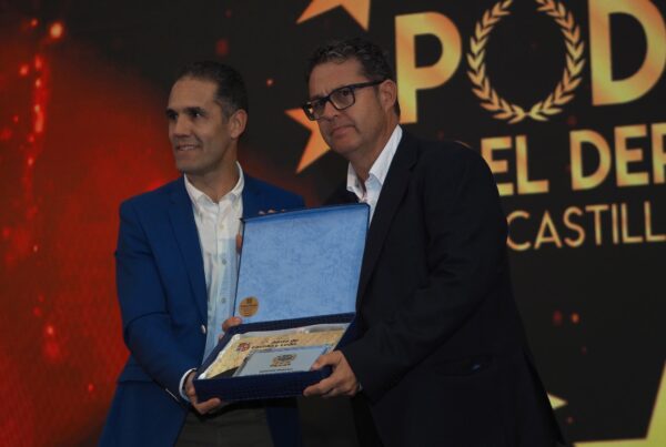 Guillermo Velasco recibe el reconocimiento de manos de Mario Arranz