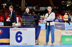 Mei Ling Duque posa con la clasificación