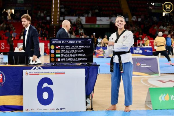 Mei Ling Duque posa con la clasificación