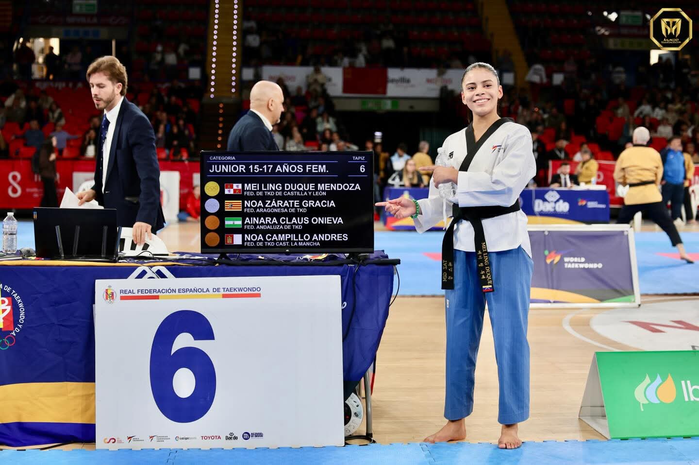 Mei Ling Duque posa con la clasificación