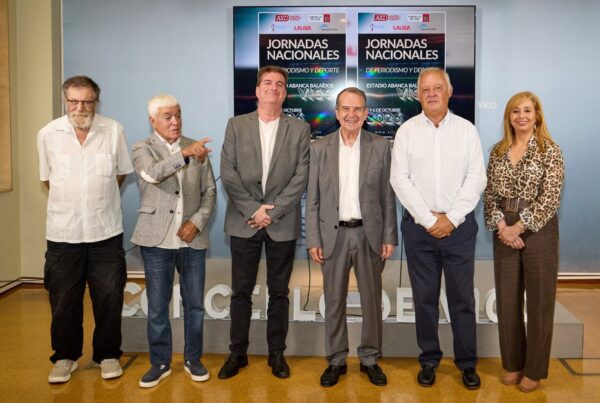 De izquierda a derecha, Cristóbal Atienza, vicepresidente segundo de Agaxorde; Manel Fernández, concejal de Deportes de Vigo; Miguel Pampín, secretario general de Agaxorde, Abel Caballero, alcalde de Vigo; Antonio Estévez, periodista y socio de Agaxorde, y María del Carmen Lago Barreiro, concejala de Turismo de Vigo.